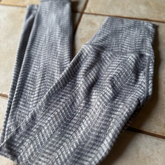 lululemon women’s leggings sizes 2 and 4 - Picture 5 of 12